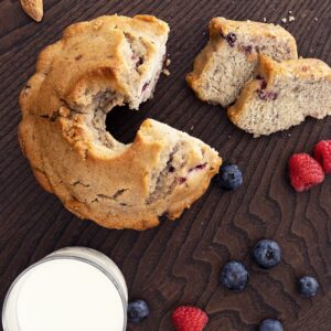 ciambella vegana ai frutti di bosco